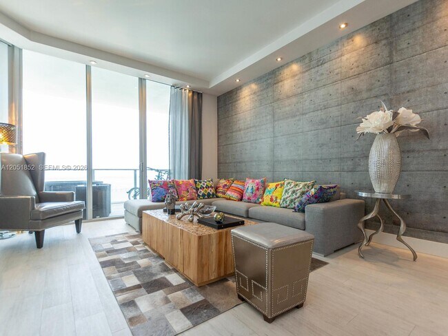 Building Photo - 1300 Brickell Bay Dr