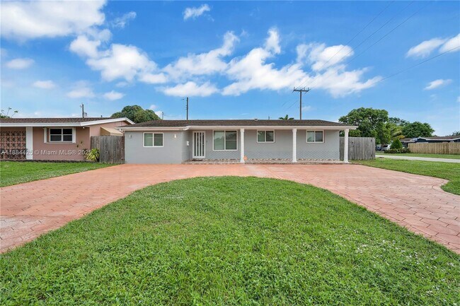 Building Photo - 2441 Tarpon Dr