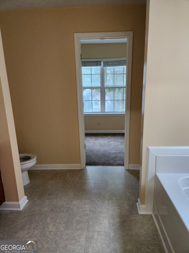 Building Photo - 2135 Pineview Trail