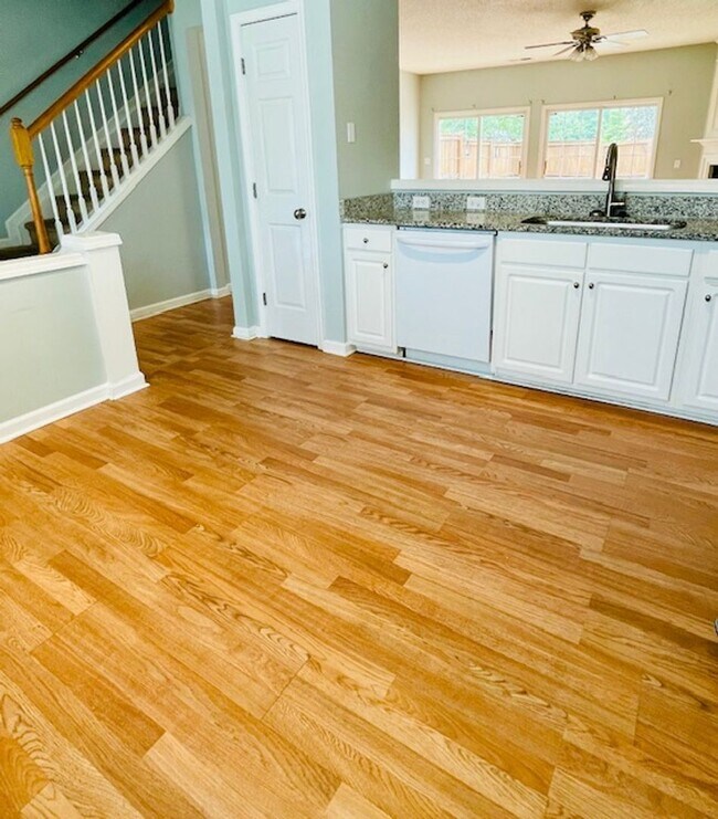 Building Photo - 3 Bedroom Townhome off Pelham Road