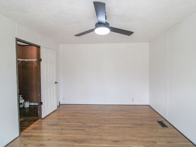 Building Photo - Nice home on a wooded lot! Minutes from Athens!