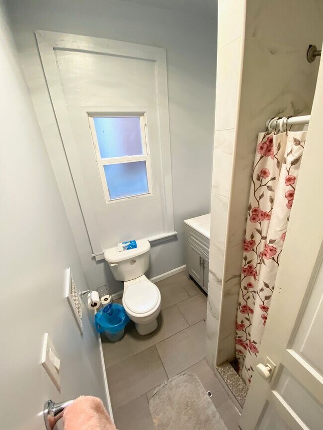 Building Photo - Spacious 3 or 4 Bedroom 2 Bathroom Available in Oakland, Modern Updates and Great Front Porch and...