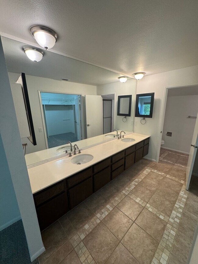 Building Photo - BEAUTIFUL 2 STORY CONDO IN THE CAMPUS COMM...