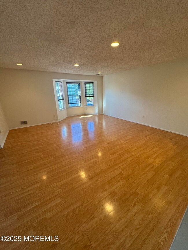 Building Photo - 320 Tulip Ln