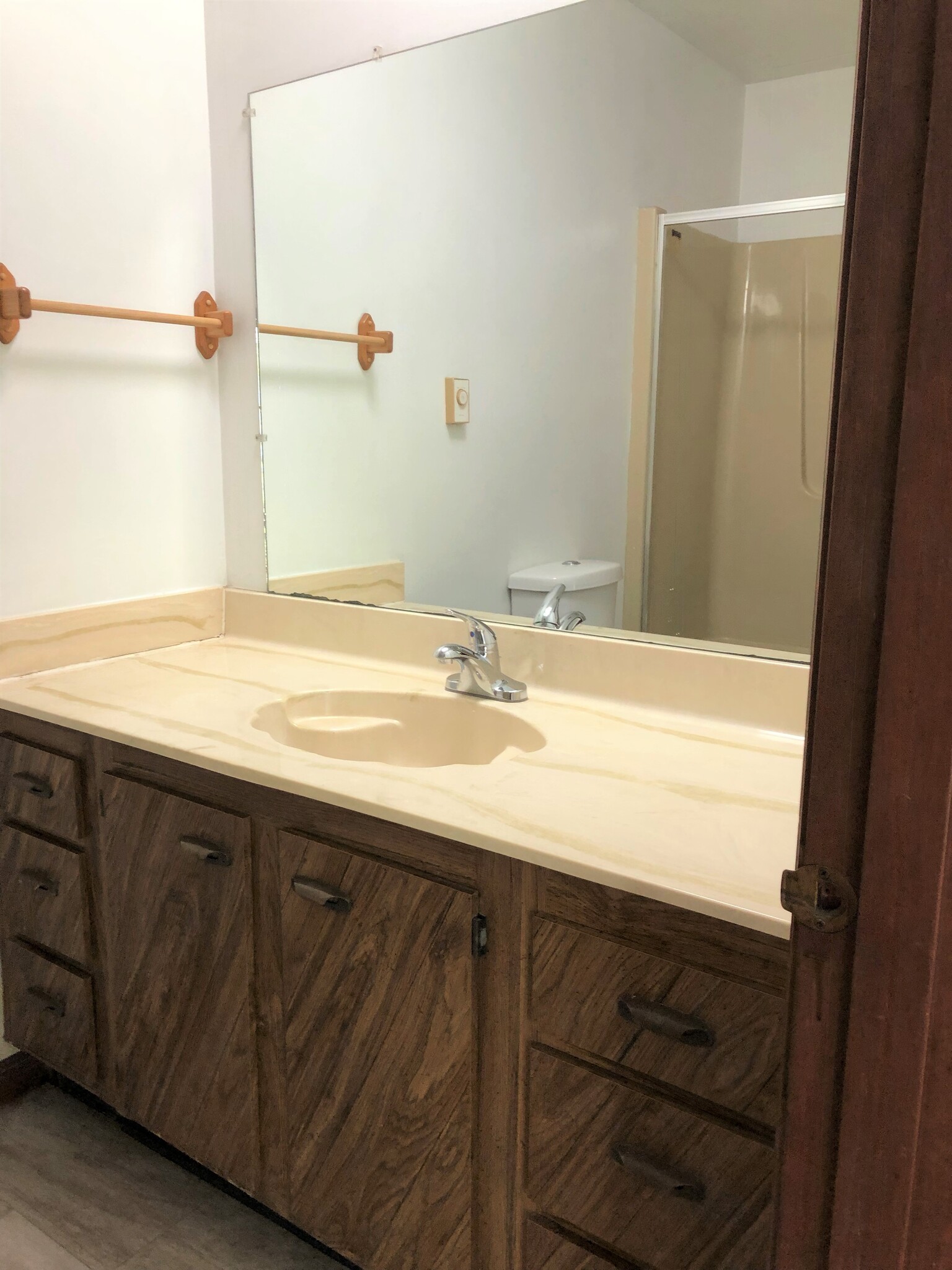 Bathroom - 906 N West St