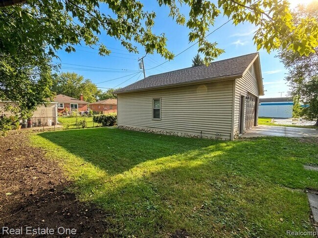 Building Photo - 2061 Inkster Rd