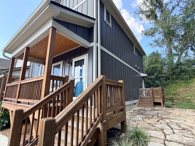 Building Photo - 2 Bed/2.5 Bath Home for Rent in Weaverville, NC