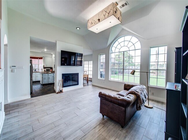 Building Photo - 2735 Oakland Dr