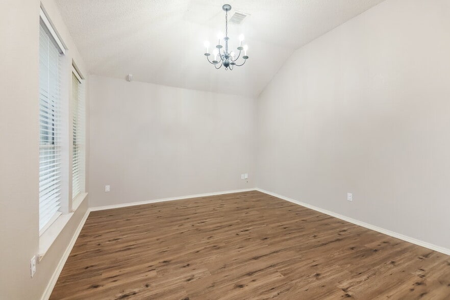 Building Photo - 114 Redbud Dr