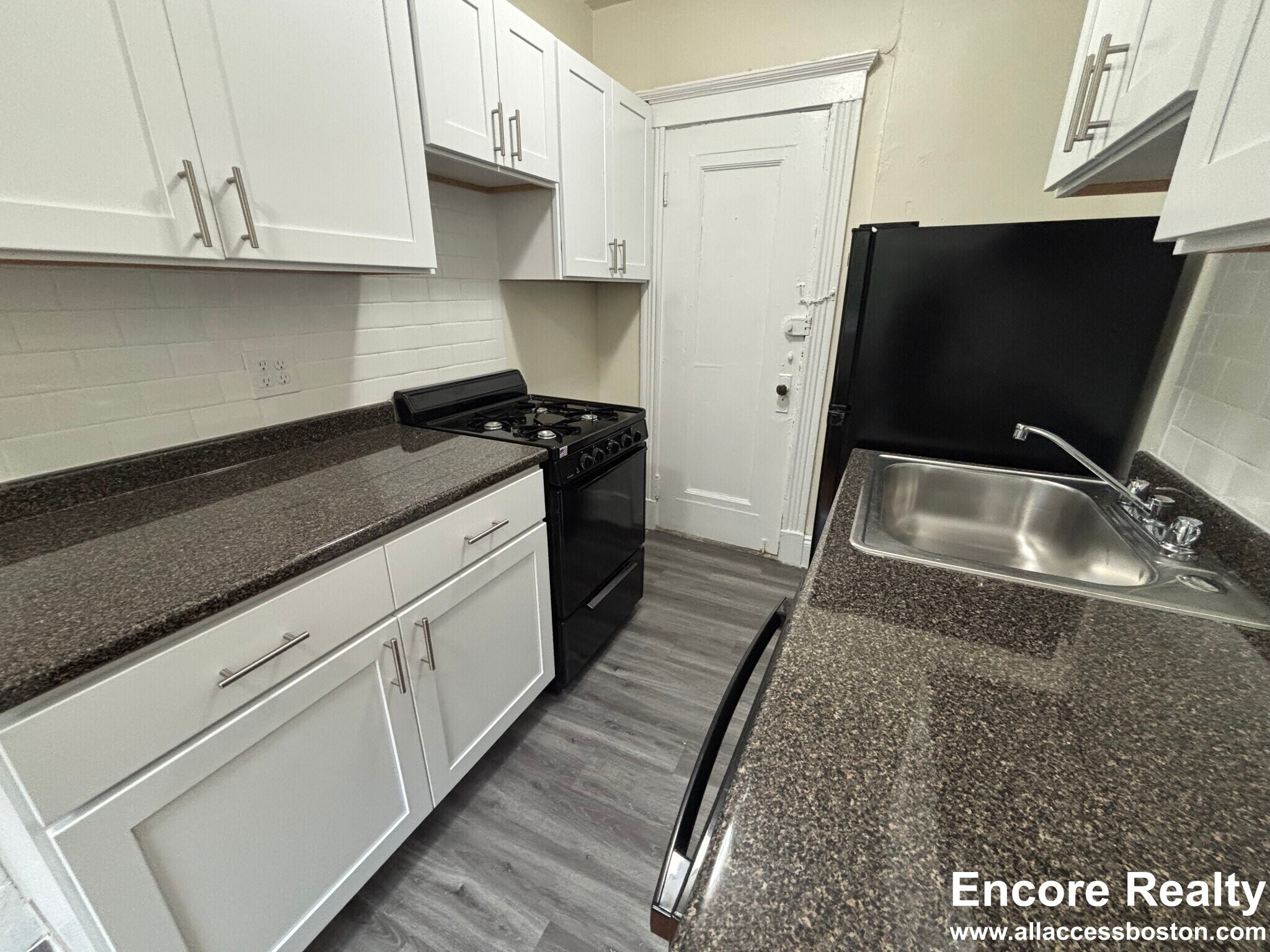 Building Photo - 462 Park Dr