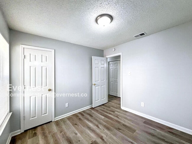 Building Photo - 5883 Garden Walk W