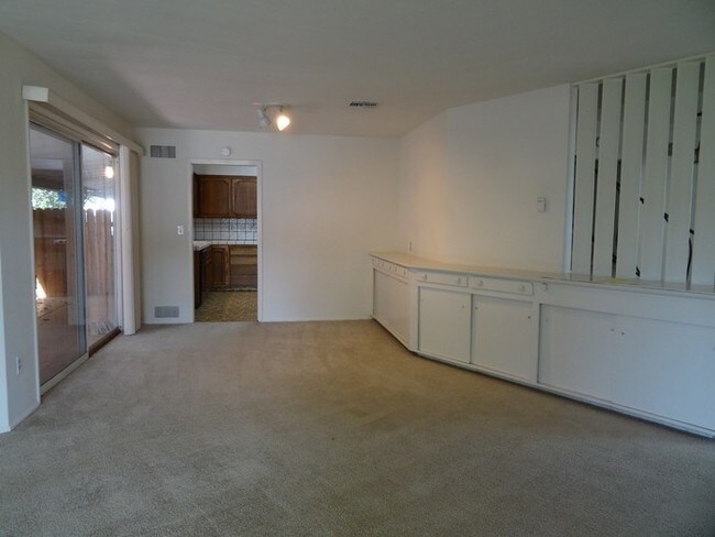 Building Photo - 2950 Land Park Dr