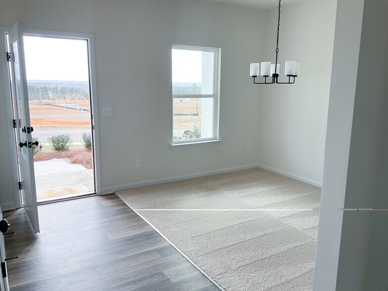 Building Photo - 627 Mountaintop Rd SW