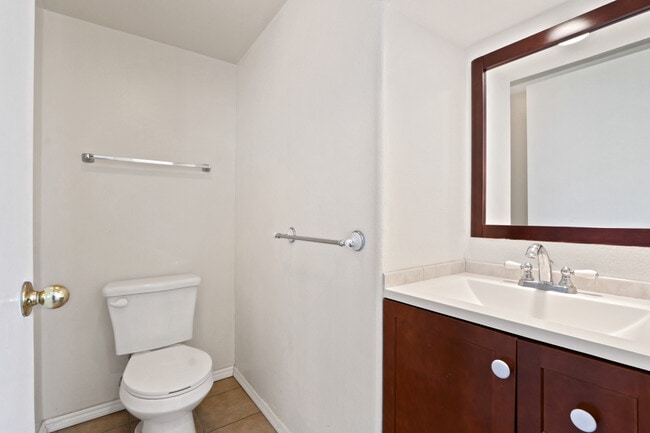 Building Photo - 1824 S Barrington Ave