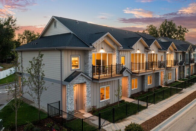 Building Photo - 2213 S Federal Way