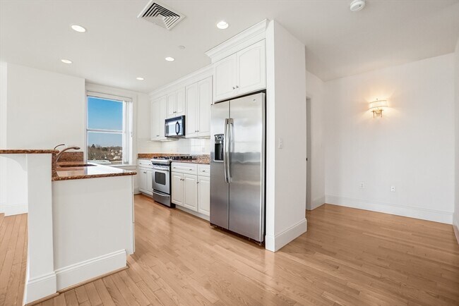 Building Photo - 116-128-128 Rantoul St