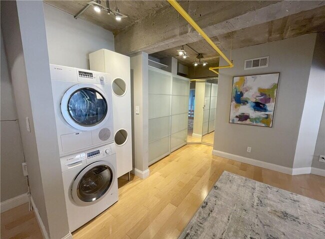 Building Photo - Bright & Spacious Unit with Natural Light