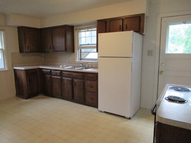 Building Photo - 3 bedroom, 1 bath. Large yard with large storage shed.