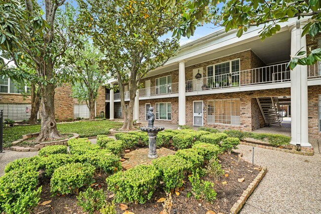 Building Photo - 2201 Fountain View Dr