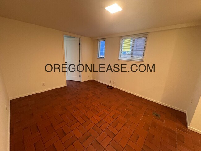 Building Photo - 1 bedroom 1 bath downtown apartment - available now