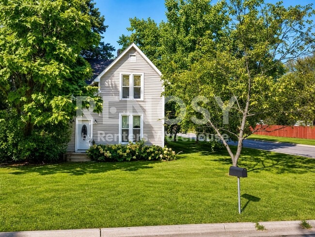 Building Photo - 4BD/2BA in Newport Available Now!