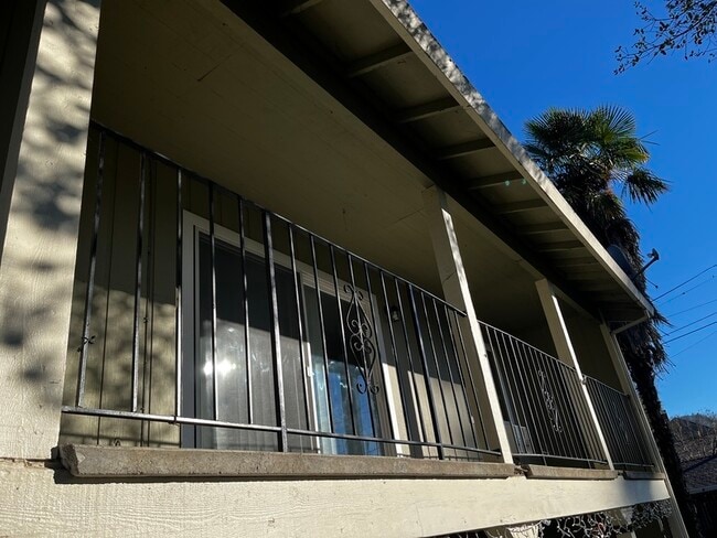 Building Photo - 618 Center St