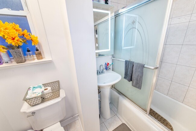 Building Photo - 606 59th St