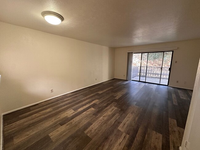 Building Photo - Spacious 2 story townhome in gated and gua...