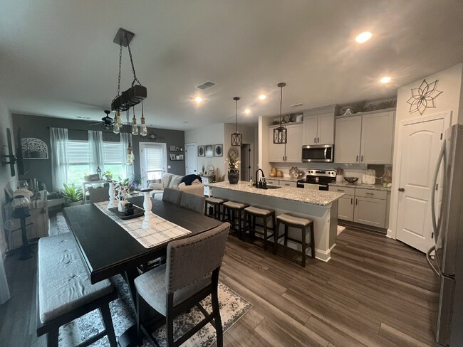 Building Photo - Immaculate End-Unit Townhome in West End S...