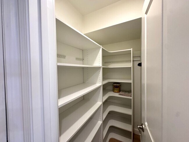 Building Photo - Cozy 2 Bedroom 1 Bath Unit