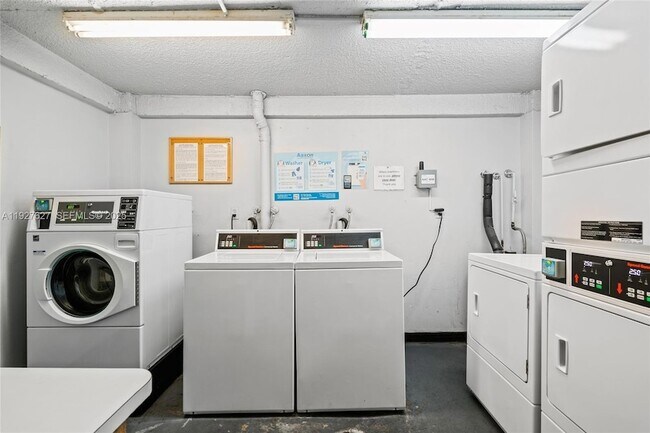 Building Photo - 116 Royal Pk Dr