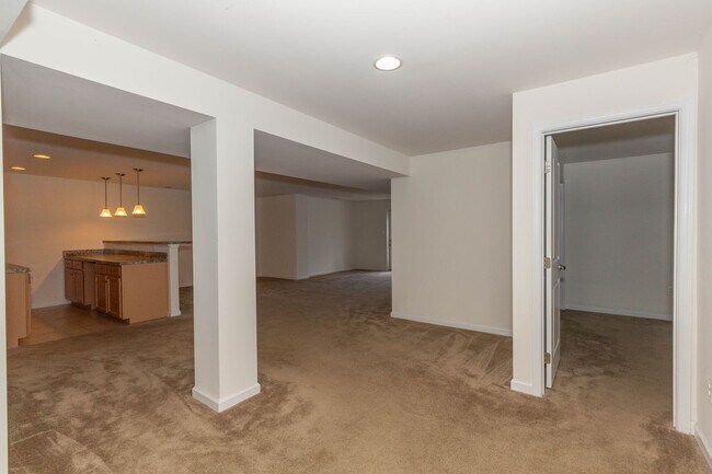 Building Photo - 5 Bed, 4.5 Bath Single Family Home in Step...