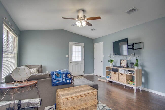 Building Photo - Updated 3BD/2BA Home on Quiet Cul-de-Sac w...