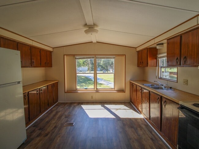 Building Photo - Updated 2BR/1BA Trailer in Muscle Shoals –...