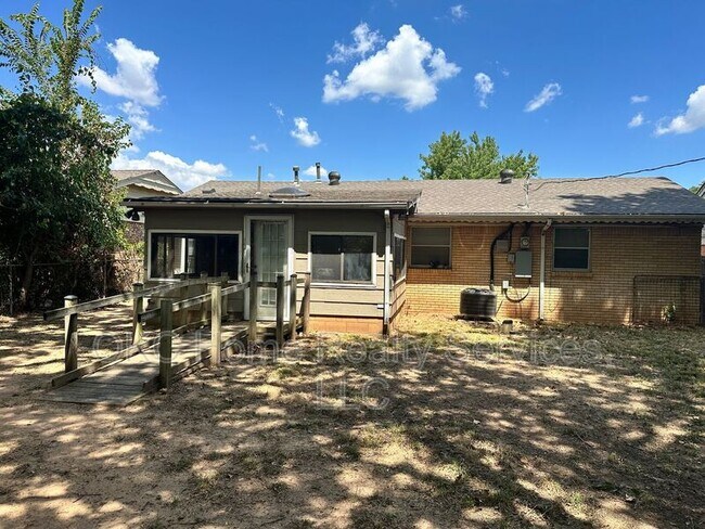 Building Photo - 3112 Beechwood Dr