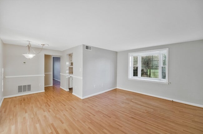 Building Photo - 704 S Arlington Mill Dr