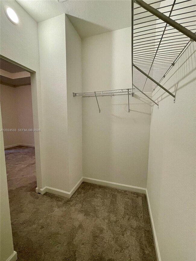 Building Photo - 708 SE 13th Ct