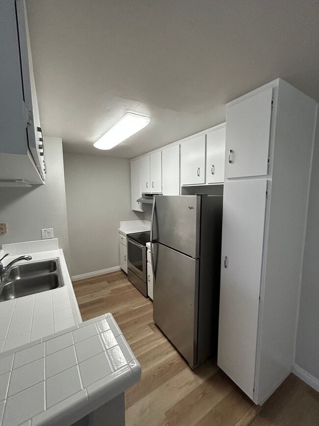 Building Photo - Remodeled Large Upstairs 2 Bedroom/1 Bath ...