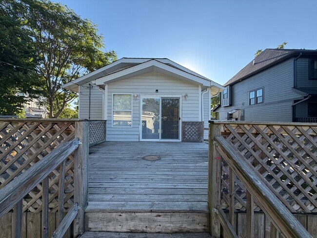 Building Photo - 472 N Larch Ave