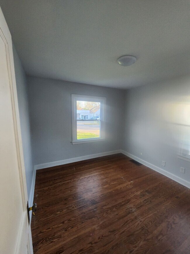 Building Photo - Charming home with a basement, 1.5 baths, ...