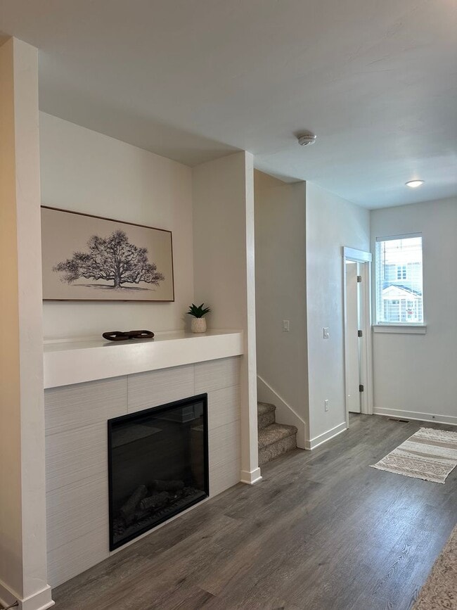 Building Photo - Gorgeous newer townhome in SE Bend!