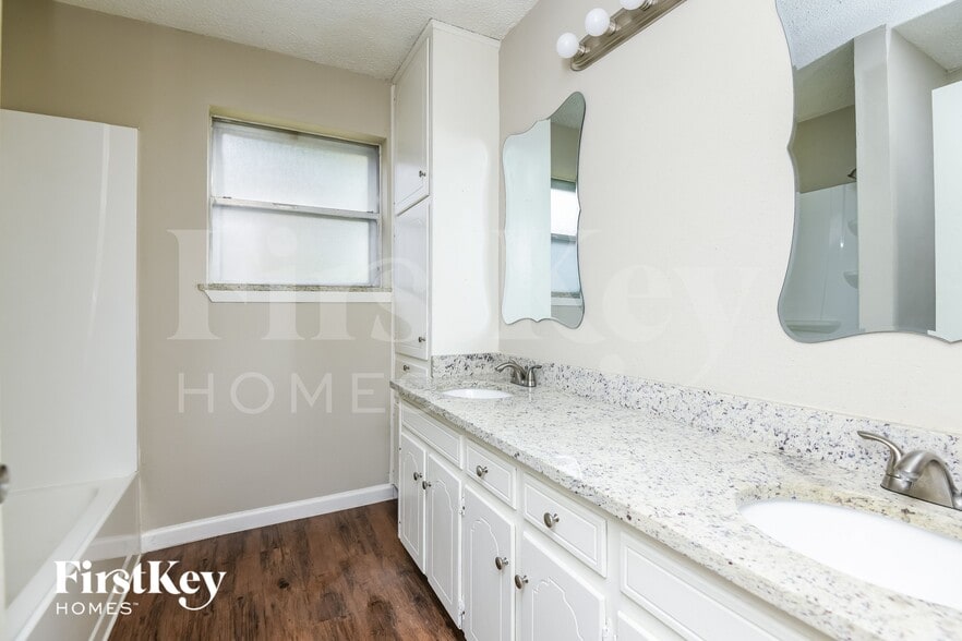 Building Photo - 2100 Cedar Ct