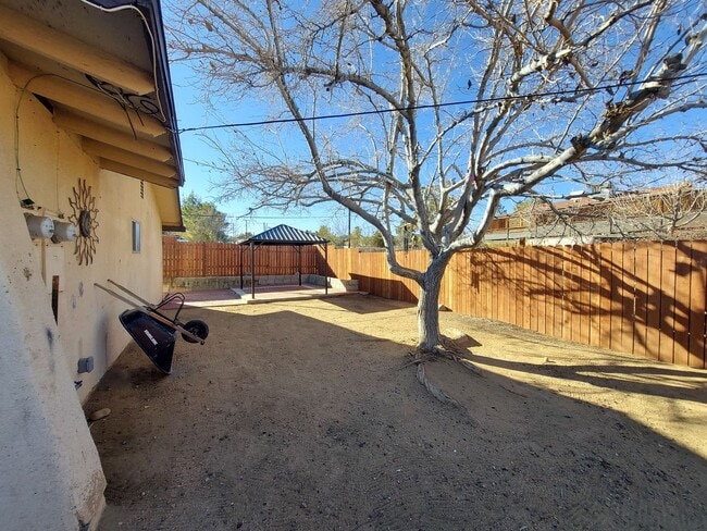 Building Photo - Duplex with huge yard and all tile!