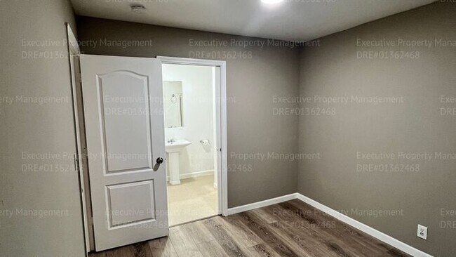 Building Photo - Spacious 3 bedroom, 2.5 bathroom townhome....