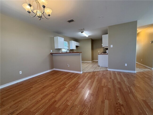 Building Photo - 512 Lakeside Dr