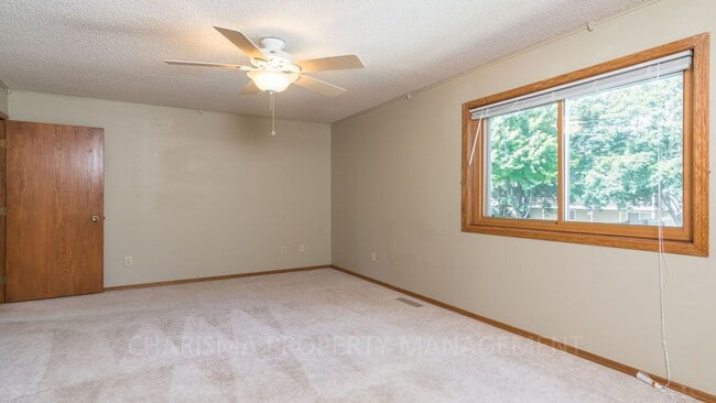 Building Photo - MULTI-LEVEL 3 BD, 2 BA HOUSE WITH FENCED IN YARD, DOUBLE ATTACHED GARAGE, SHED, MURPHY BED, 3 FAM...