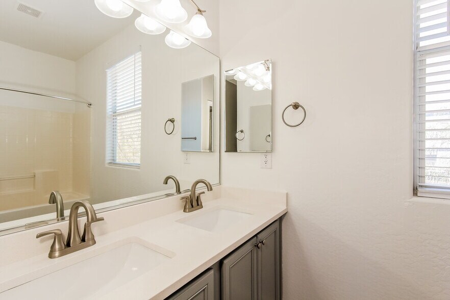 Building Photo - 6628 W Monroe St