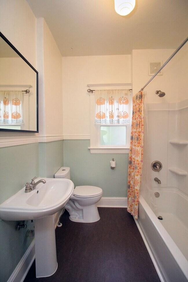 Building Photo - Delightful Remodeled Alberta Arts 3 Bed/2 Bath Bungalow