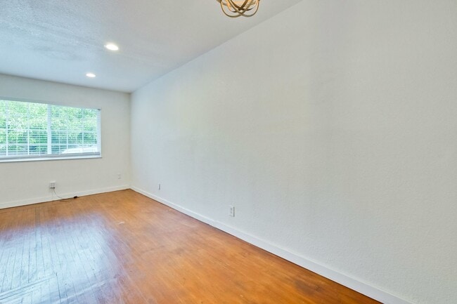 Building Photo - I Street