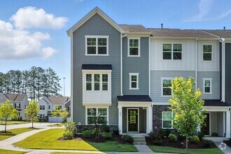 Building Photo - GREAT END UNIT IN CARY! Come see it today!